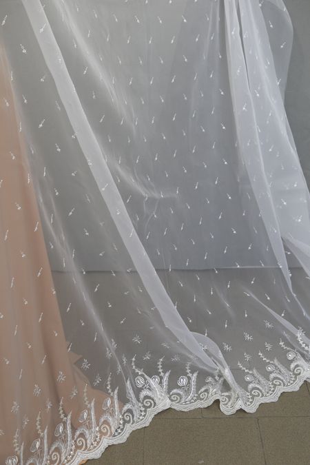 Organza ricamata a mano con perle e cuvettes alt cm 140