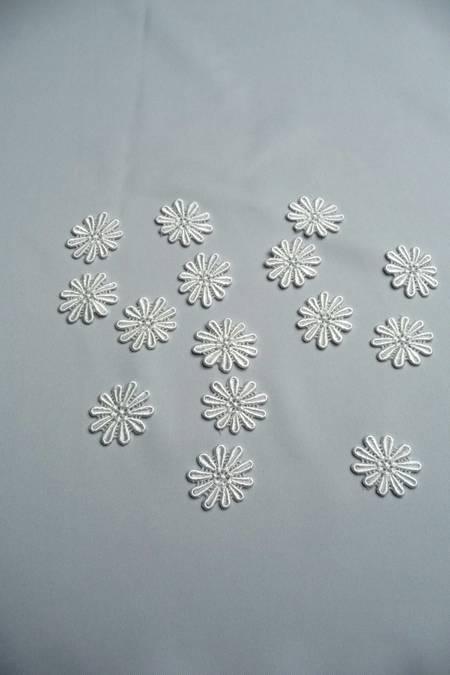 Fiorellino macrame bianco (confezioni da 100 pezzi ) prezzo cadauno