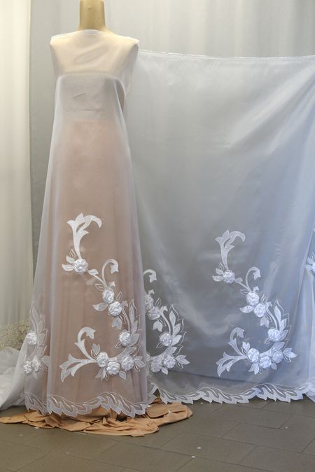 Organza ricamata con raso e applicazioni rilievo alt cm 150