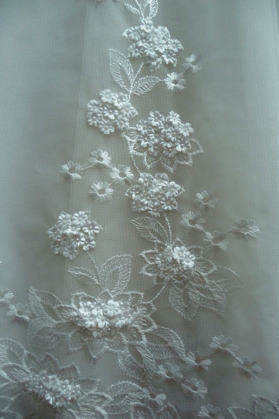 mano seta bianco ricamato fiorellini duchesse seta Foto 1