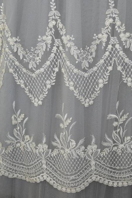macrame ricamato avorio 150 Foto 1