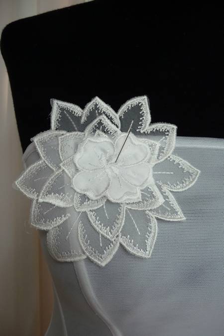 organza ricamata fiore bianco Foto 1