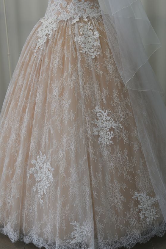 Abito sposa in pizzo chamtilly e applicazioni rebrode 