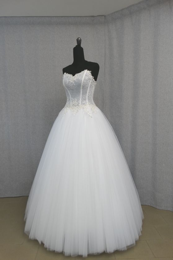 Abito sposa in pizzo rebrode e tulle mano seta con applicazioni pizzo