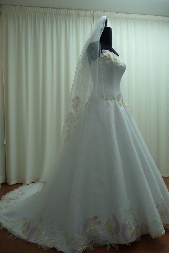 sposa organza applicazioni sfumature verde giallo lilla Foto 1
