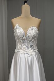 abiti sposa pizzo applicazioni stass swarovski aurora boreale gonna duchesse mezza ruota Foto 3