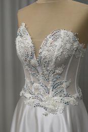 abiti sposa corpino applicazioni stass swarovski aurora boreale gonna duchesse mezza ruota Foto 4