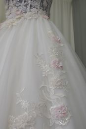 esclusivo abito sposa mano seta pizzo fiori rilievo Foto 4