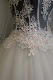 abito sposa chantilly tulle mano seta applicazioni pizzo Foto 3