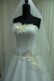 abiti organza applicazioni sfumature verde giallo lilla Foto 2