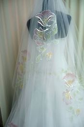 abiti sposa applicazioni sfumature verde giallo lilla Foto 3