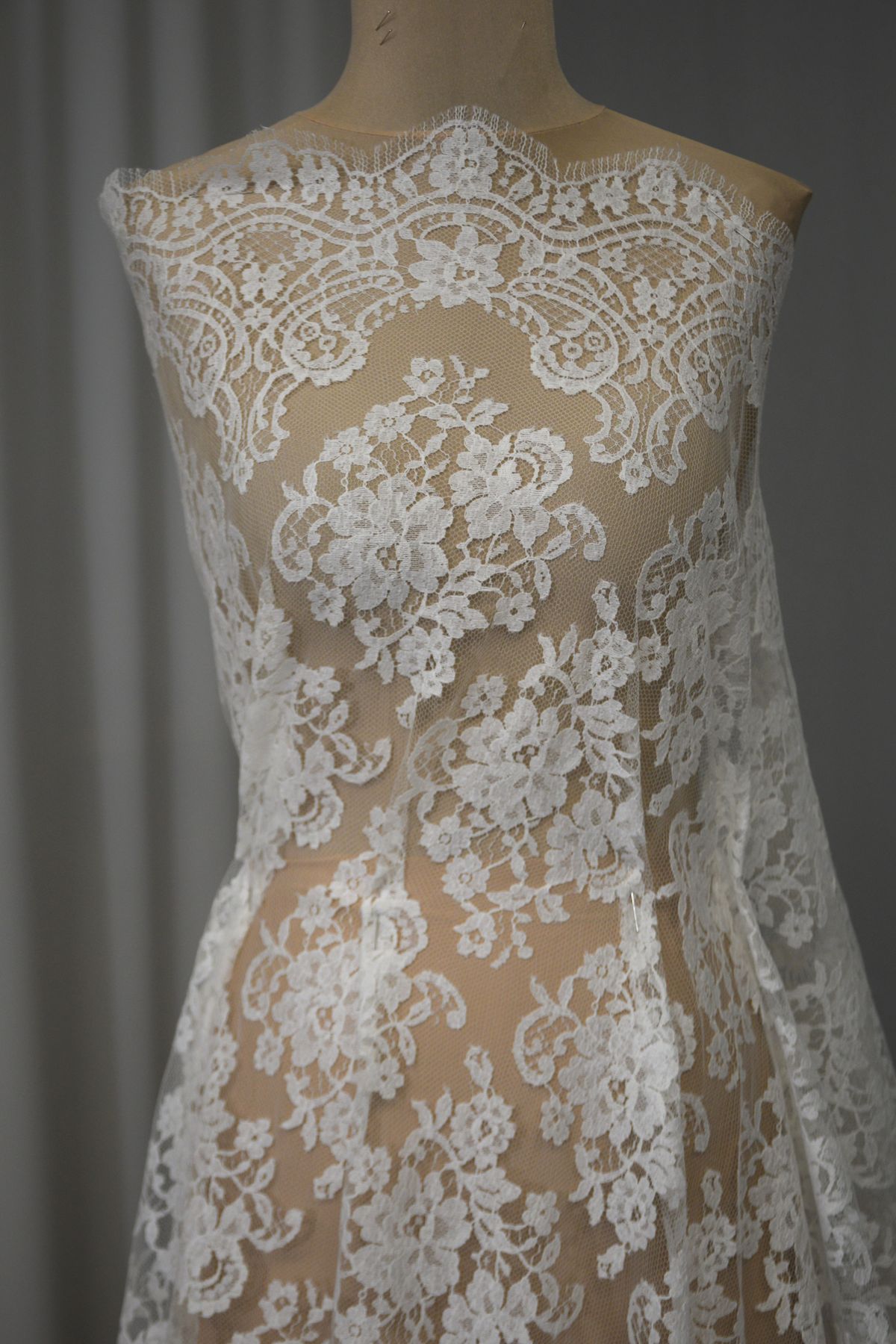 pizzo chantilly originale calais colore bianco seta alt cm 180 Art 00021N