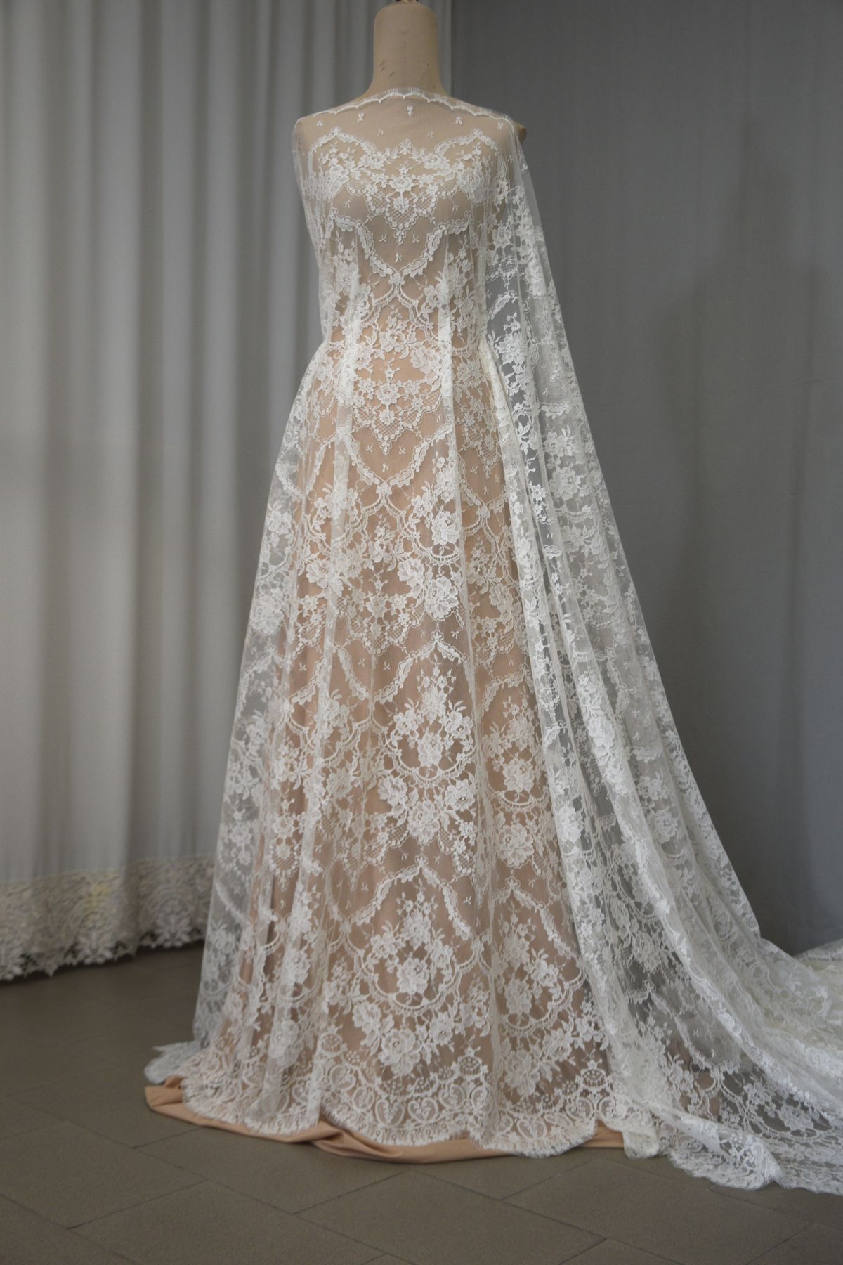 pizzo chantilly originale altezza cm 155 colore avorio chiarissimo anche bianco seta Art 00021P
