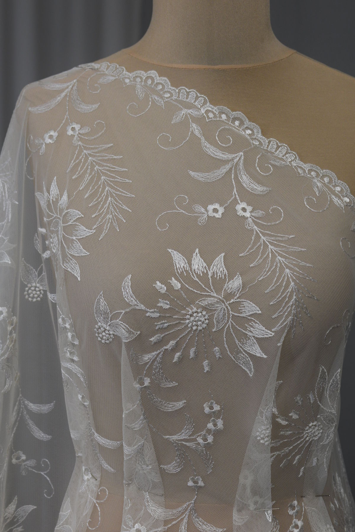 pizzo ricamato su tulle mano seta morbido alt cm 140 colore avorio anche bianco seta Art 00023F