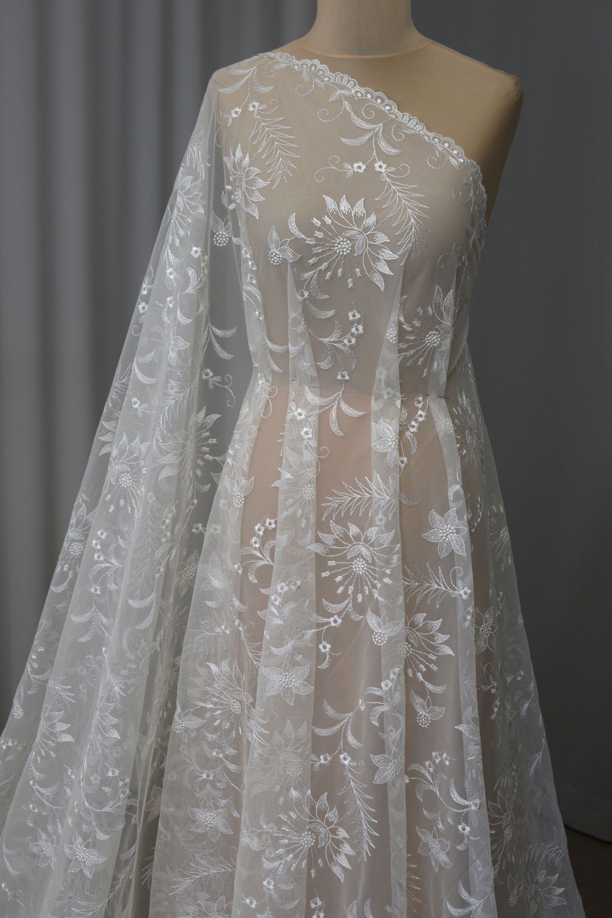 pizzo ricamato su tulle mano seta morbido alt cm 140 colore avorio anche bianco seta Art 00023F