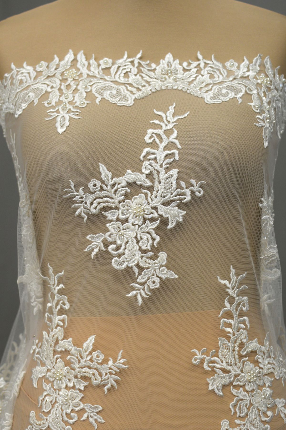 pizzo rebrode ricamato perle avorio naturale anche bianco seta h cm 130 Art 00024M