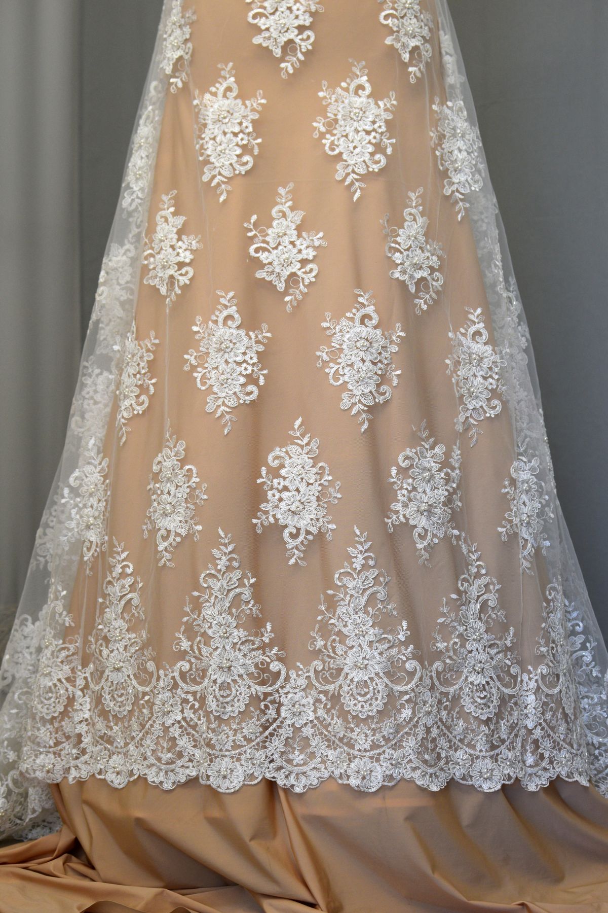 pizzo rebrode ricamato perle avorio naturale anche bianco seta h cm 130 Art 00024N