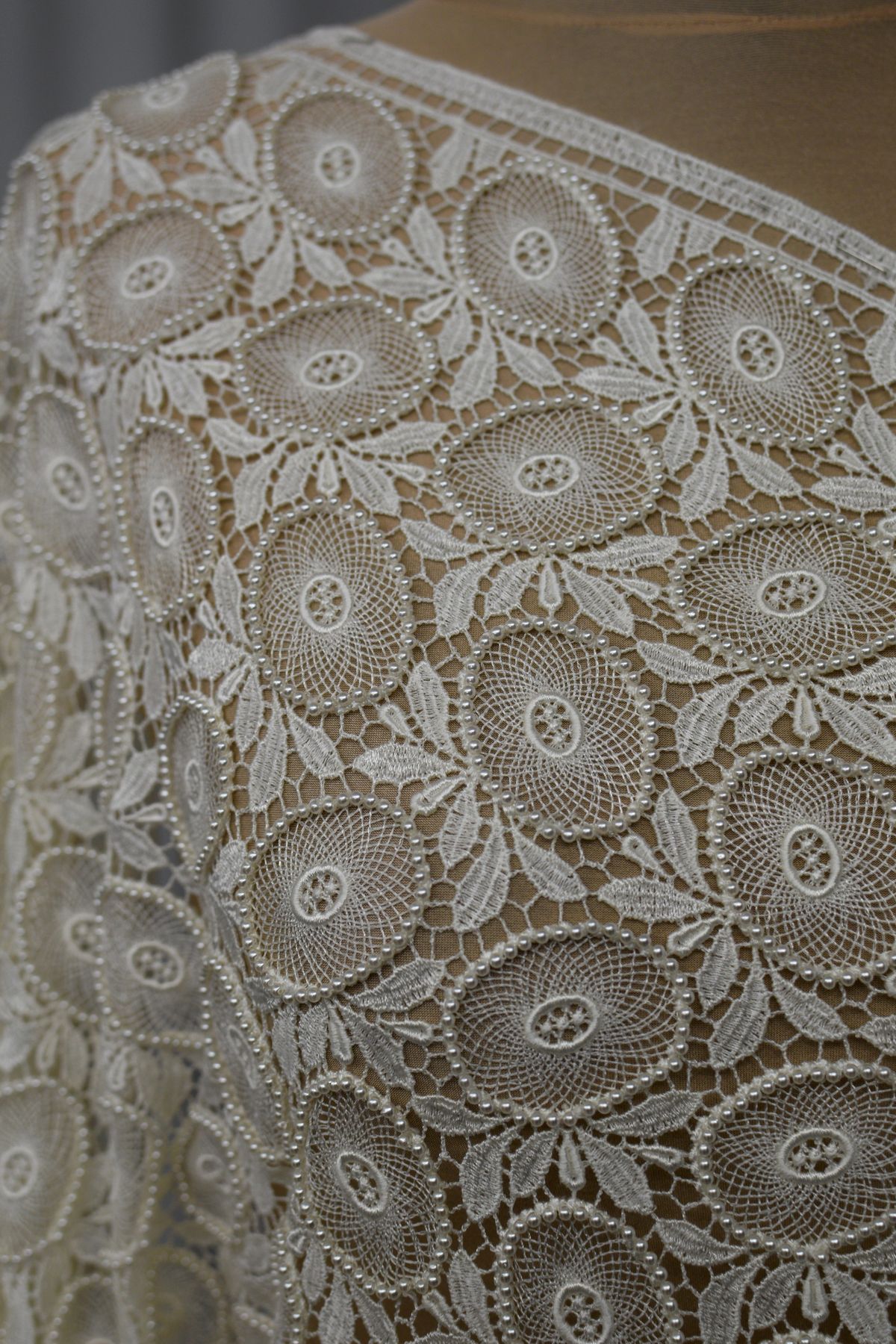 pizzo macrame avorio chiaro ricamato con perle cm 130 Art 00025D