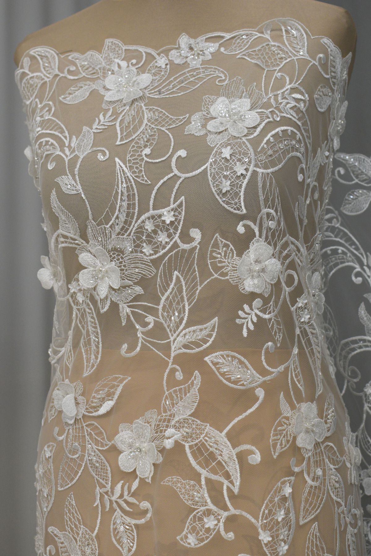 pizzo ricamo 3d h cm 130 colore bianco seta ricamato a mano Art 00026G