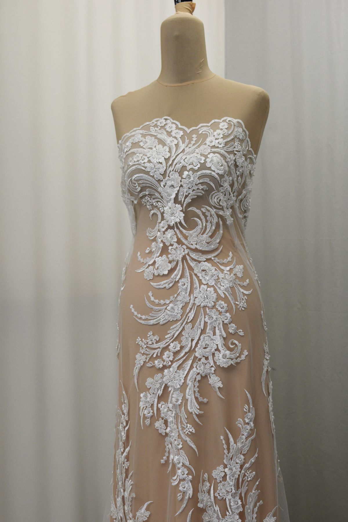 pizzo rebrode ricamato perle col bianco seta h cm 135 Art 00046