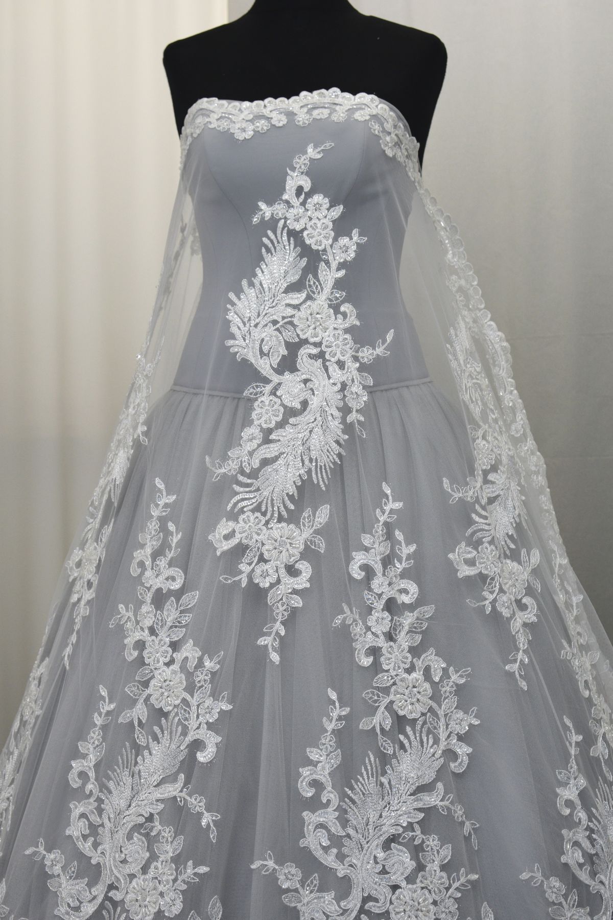 pizzo rebrode ricamato perle col bianco seta h cm 135 Art 00047