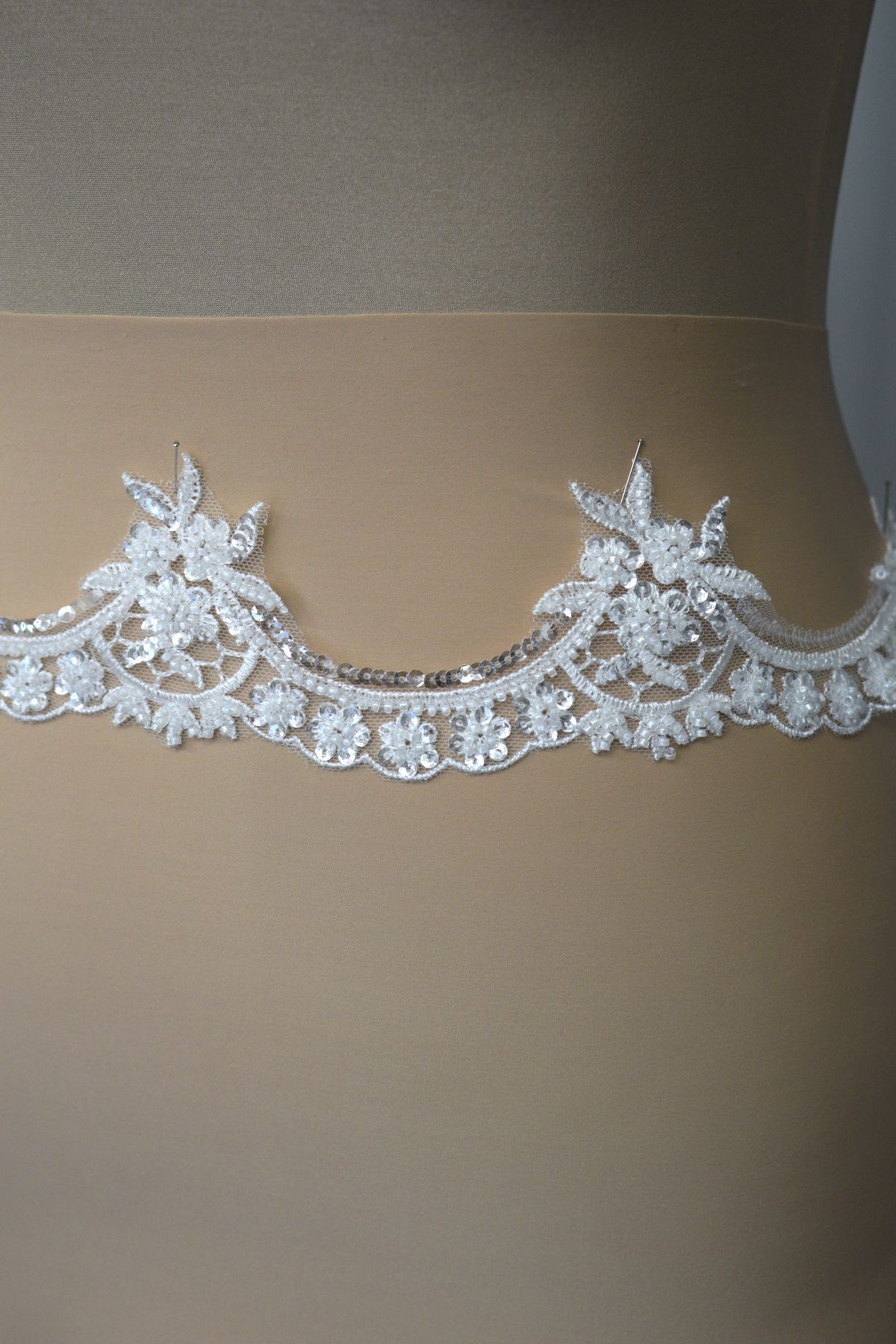 bordo per veli ricamato colore bianco seta e bianco h cm 6 Art 0090H