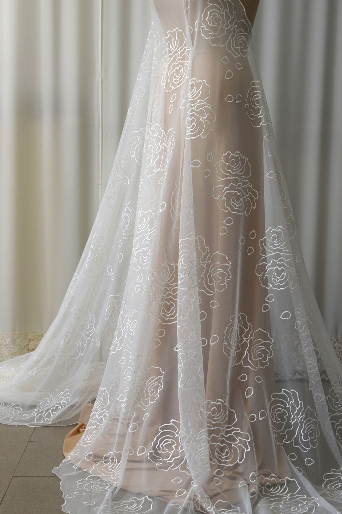 pizzo su tulle mano seta ricamato colore bianco seta alt cm 140 Art 00021H