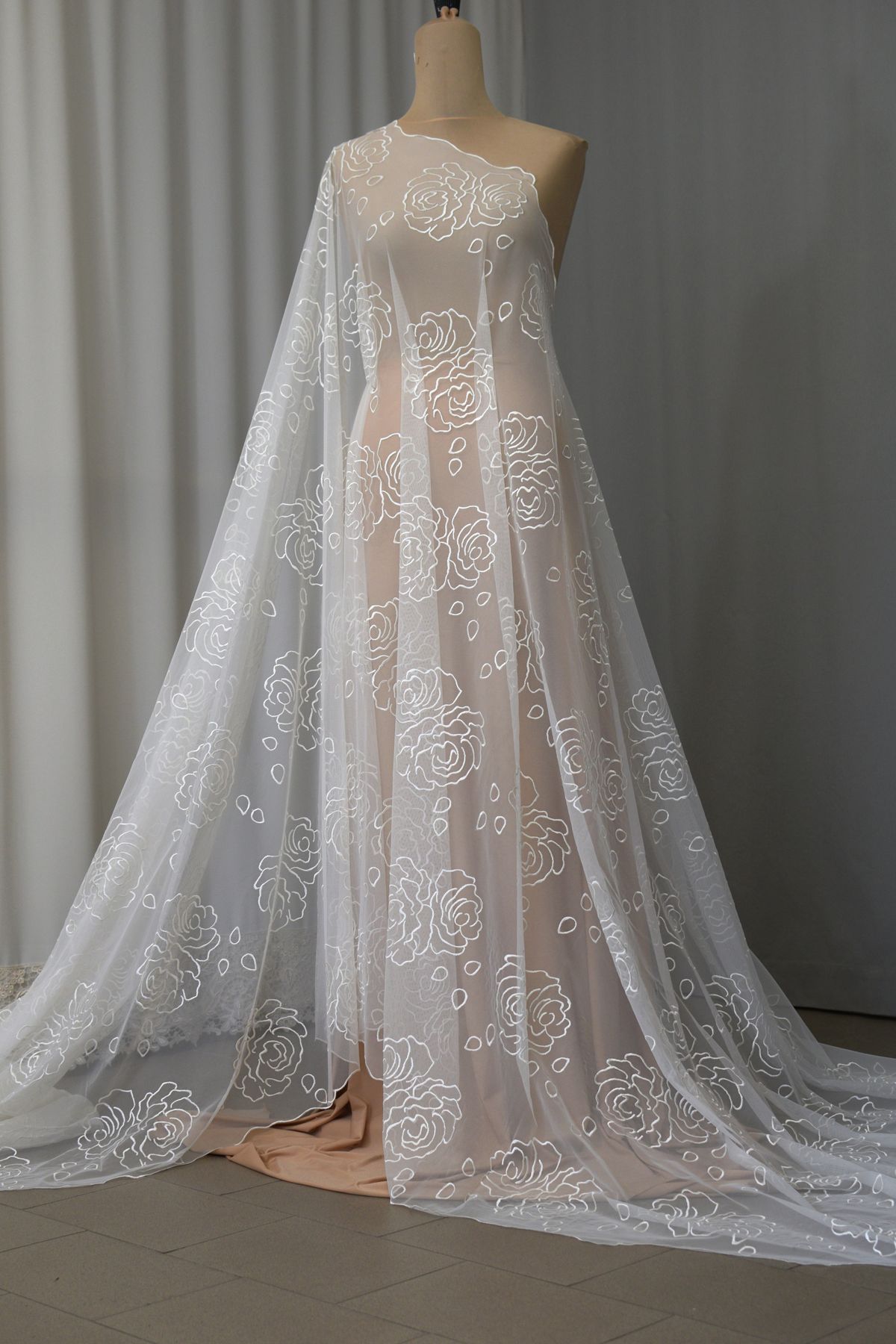 pizzo su tulle mano seta ricamato colore bianco seta alt cm 140 Art 00021H