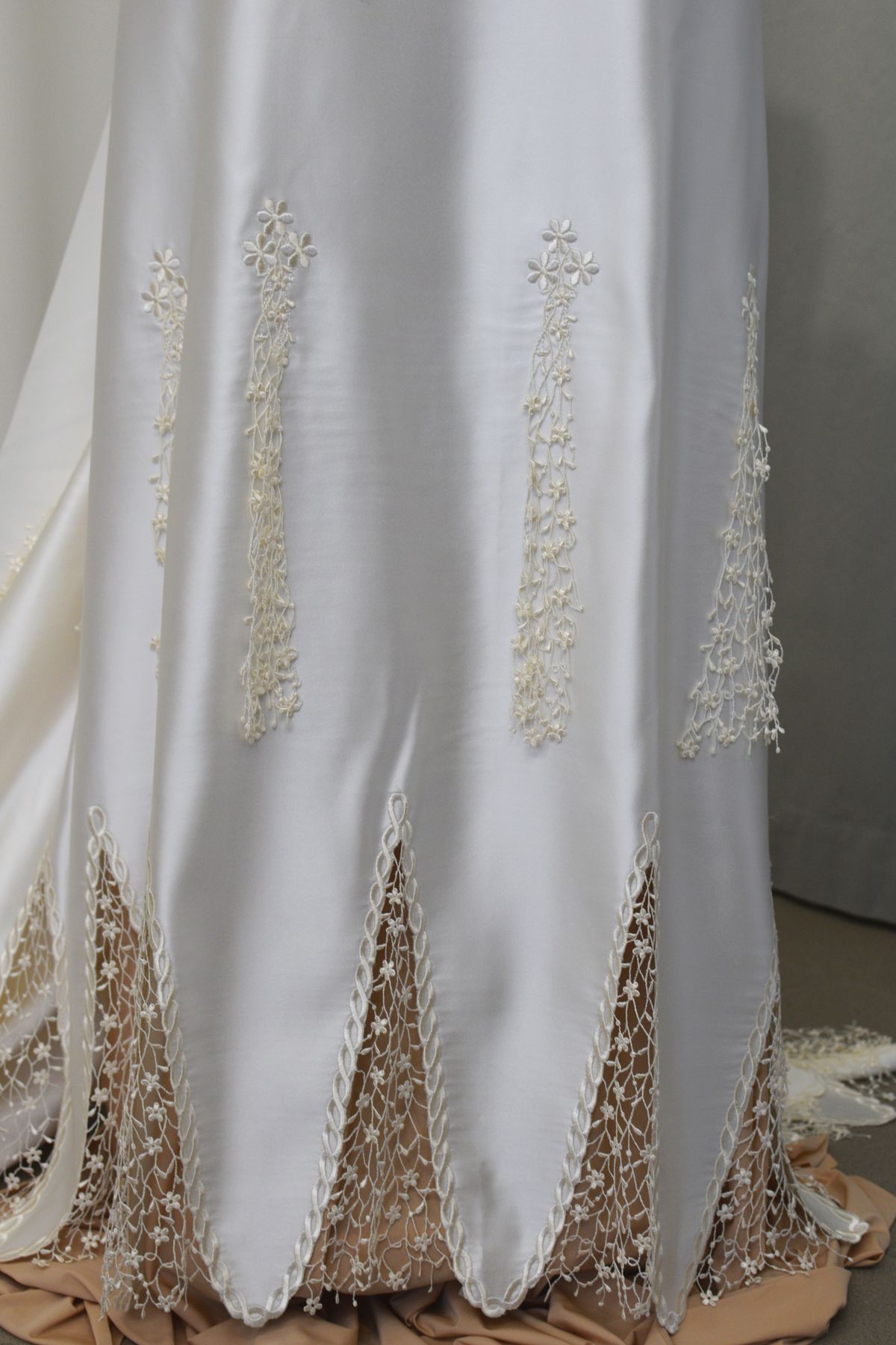 duchesse ricamata avorio con inserti macrame lavorato Art 0260LDAV