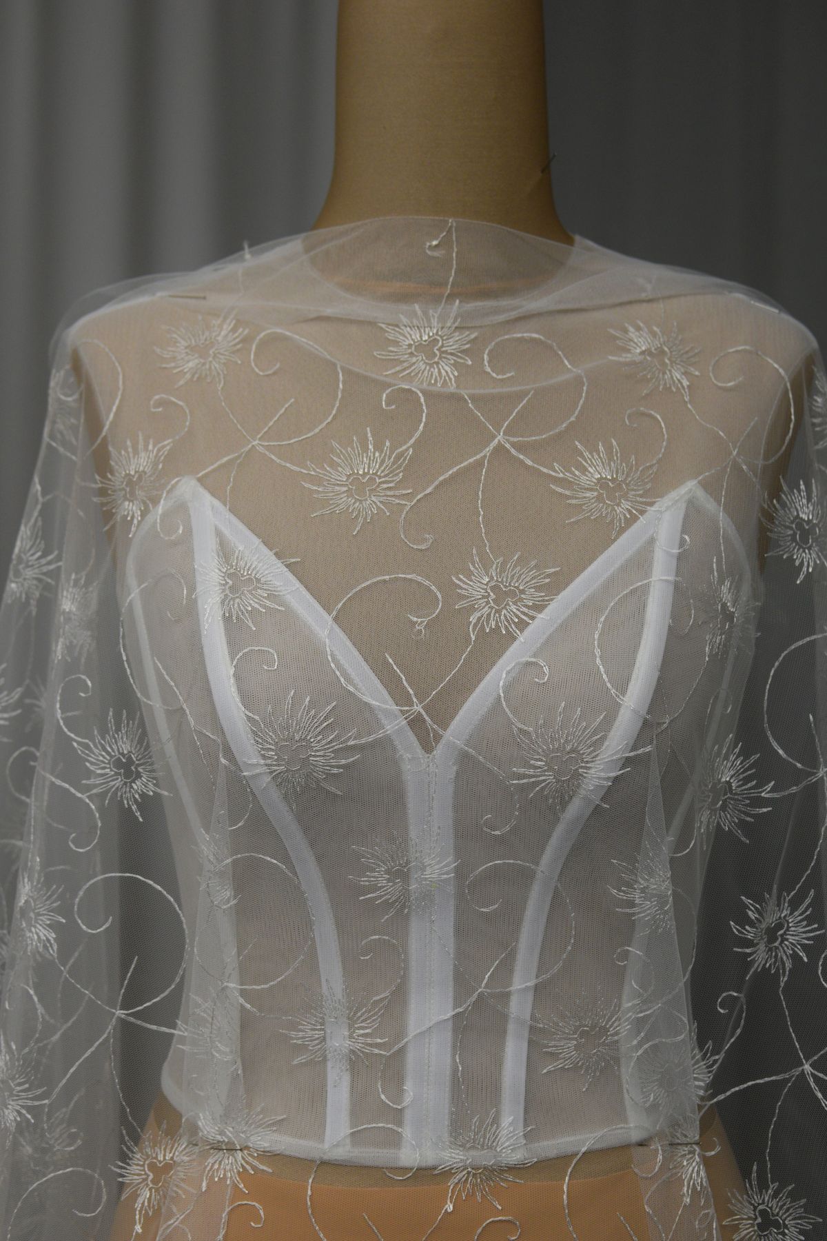 ricamato su tulle mano seta morbido colore bianco seta altezza cm 140 Art 0298V