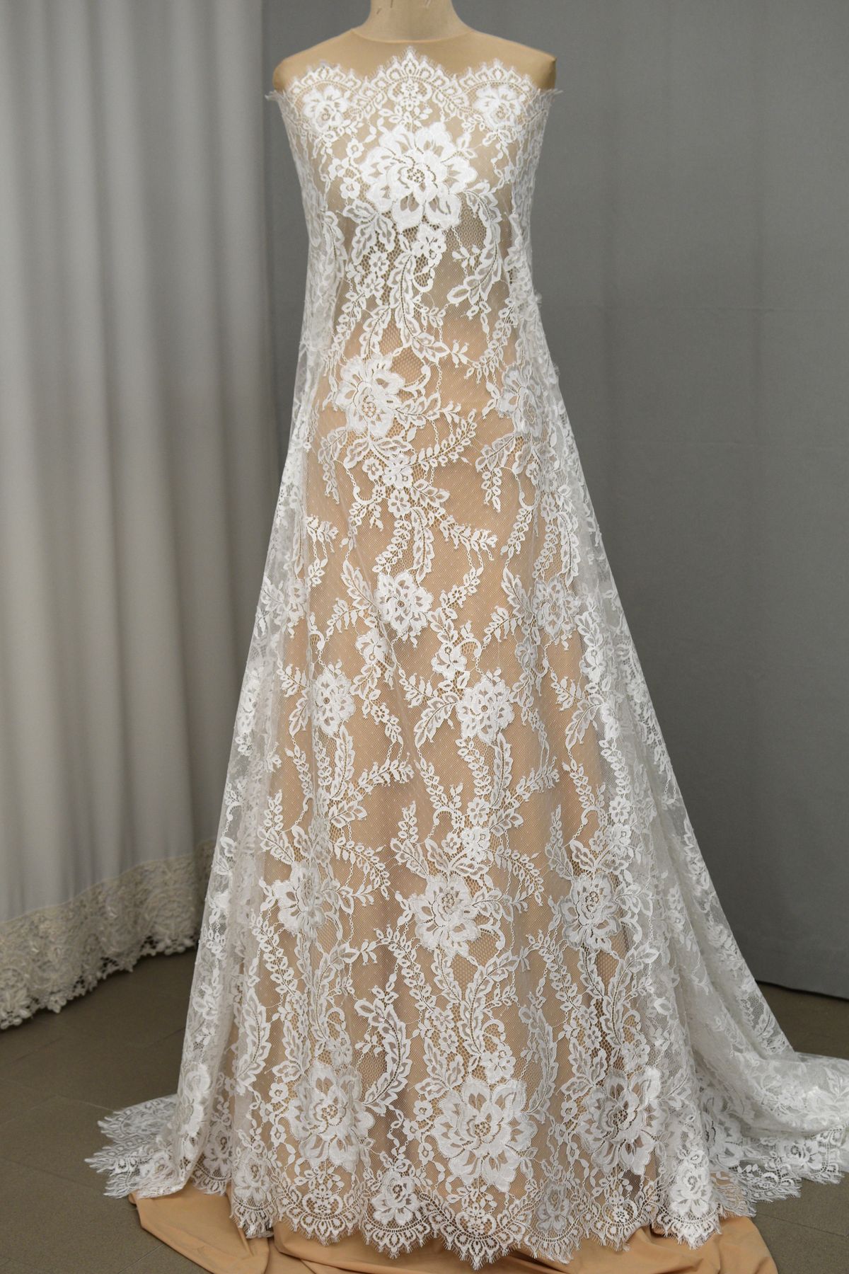 pizzo chantilly avorio chiato anche bianco seta h cm 135 Art 0312M