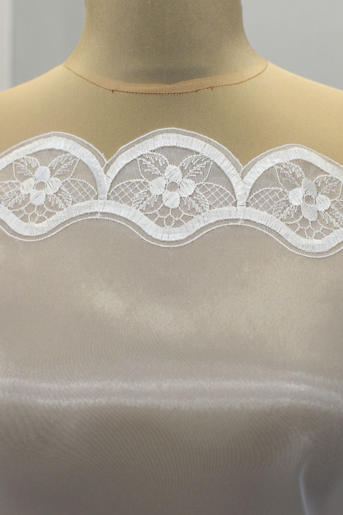 organza lucida ricamata bianco h cm 140 Art 0364LO