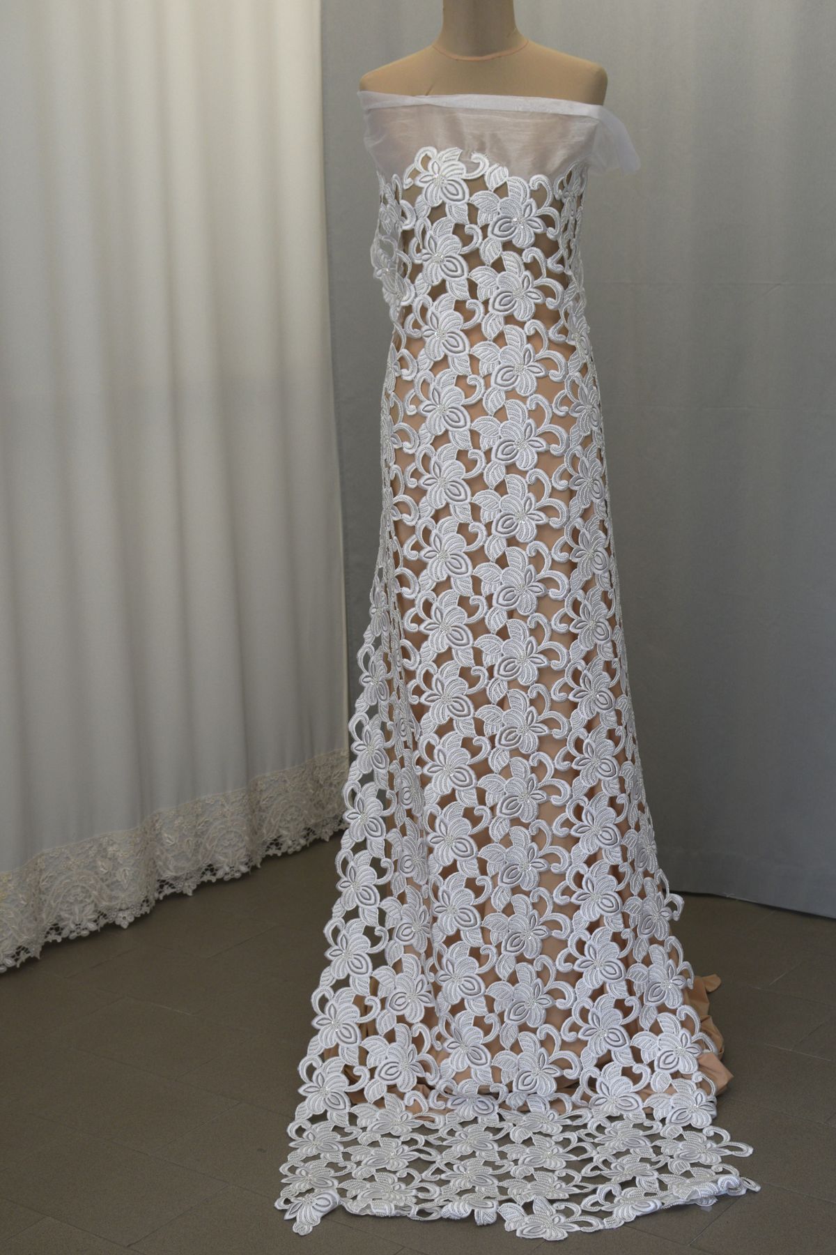 organza ricamata con perle intagliato a mano bianco h cm 70 Art 0402LXX