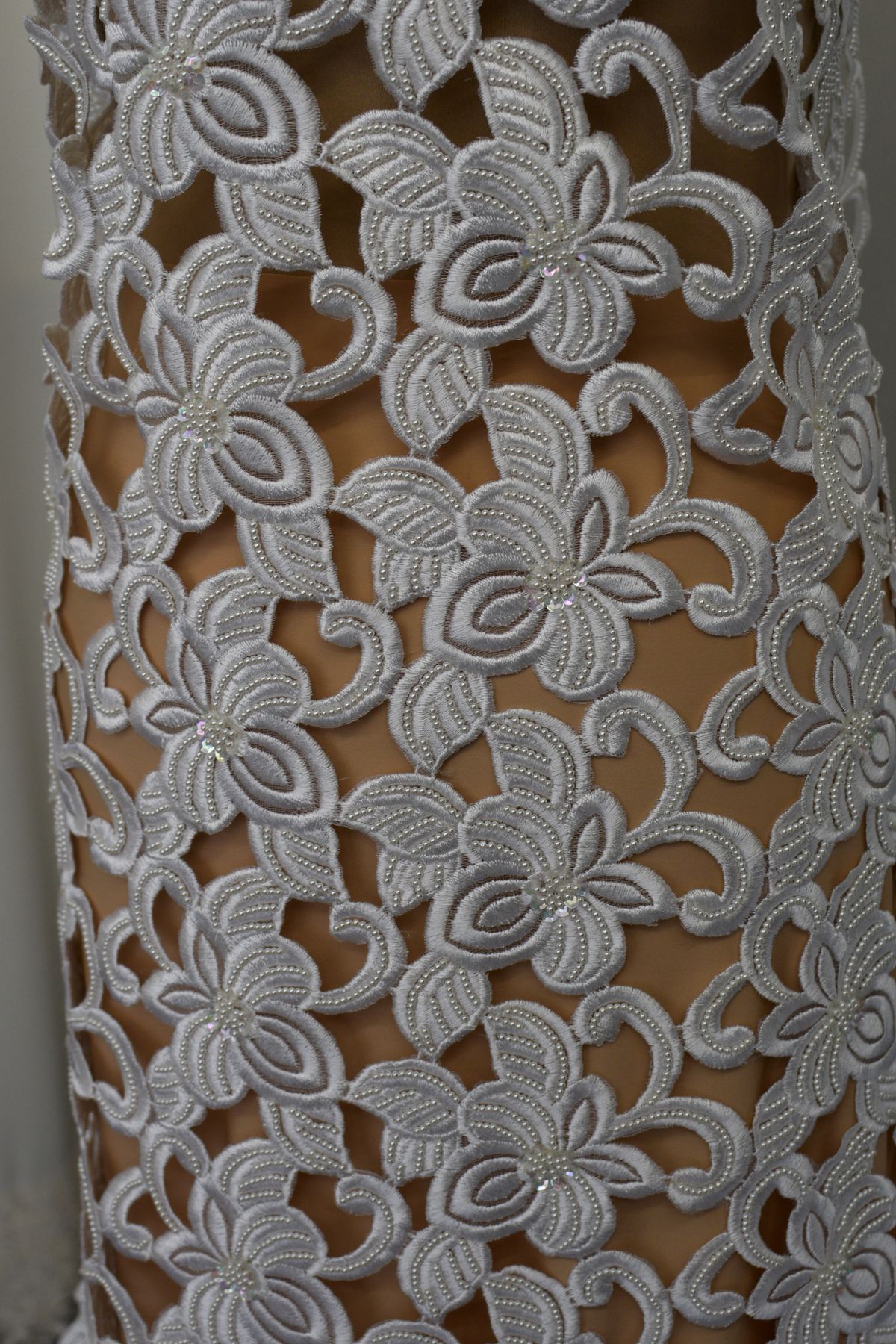 organza ricamata con perle intagliato a mano bianco h cm 70 Art 0402LXX