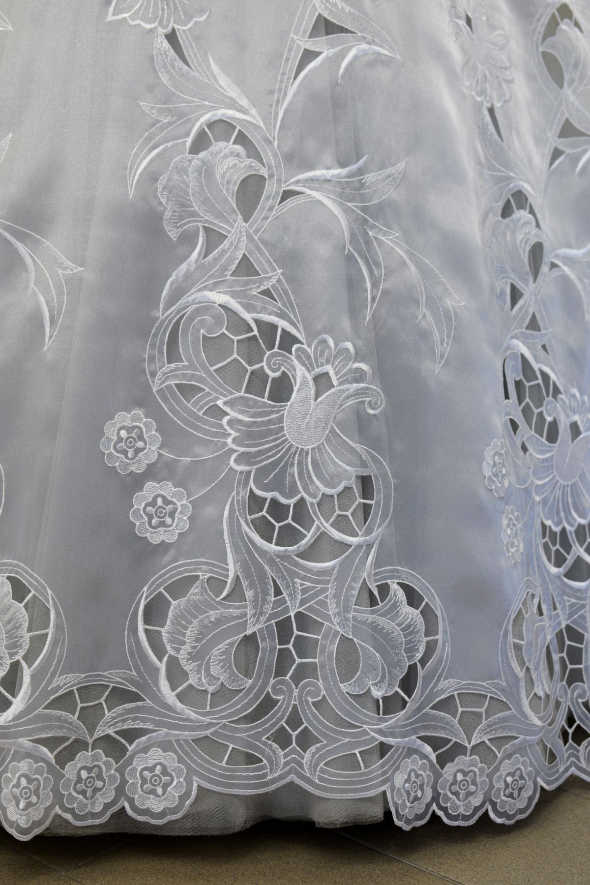 organza ricamata intagliata a mano bianco h cm 150 Art 0568LO