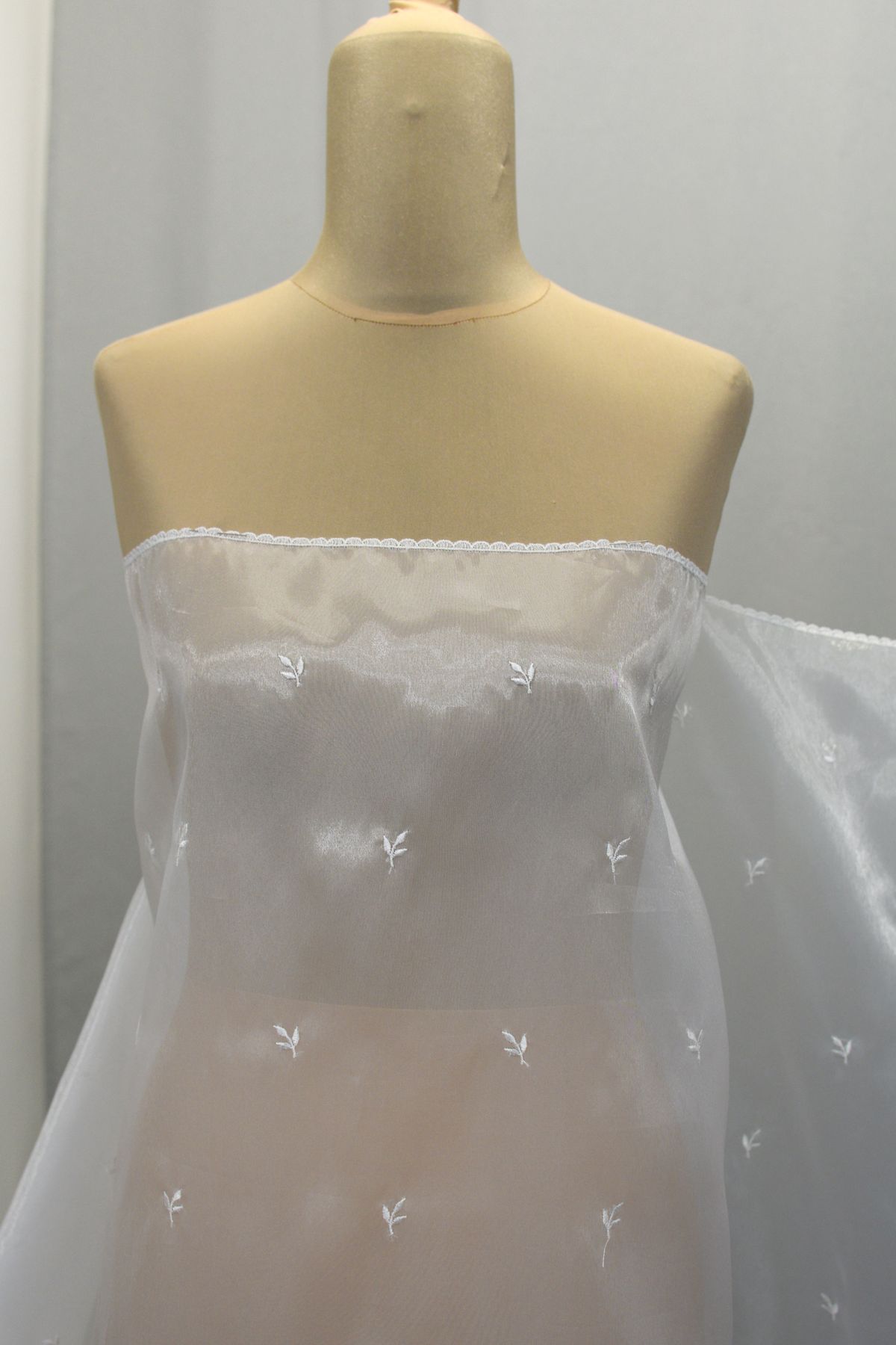 organza ricamata bianco h cm 140 Art 0604LO