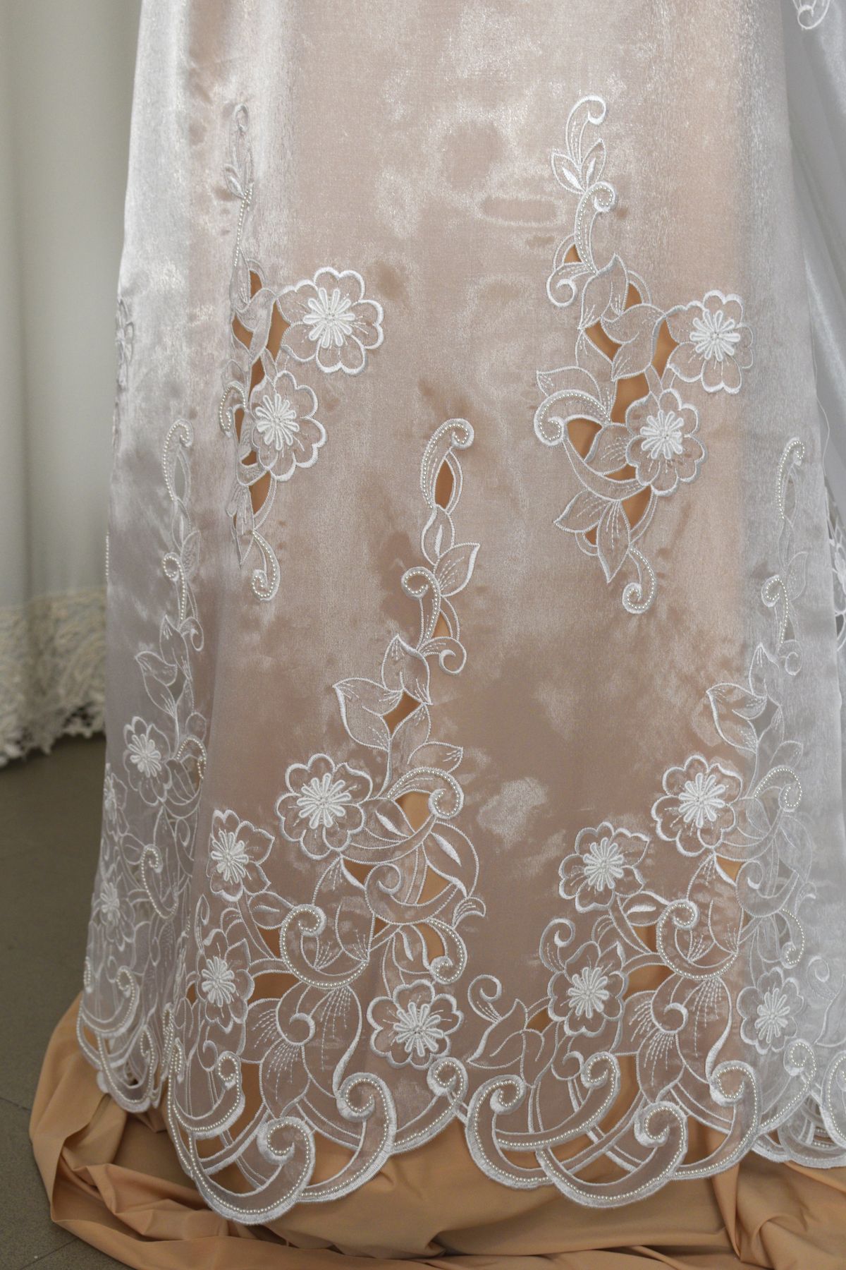 organza ricamata con perle intagliato a mano bianco h cm 140 Art 0611LOX
