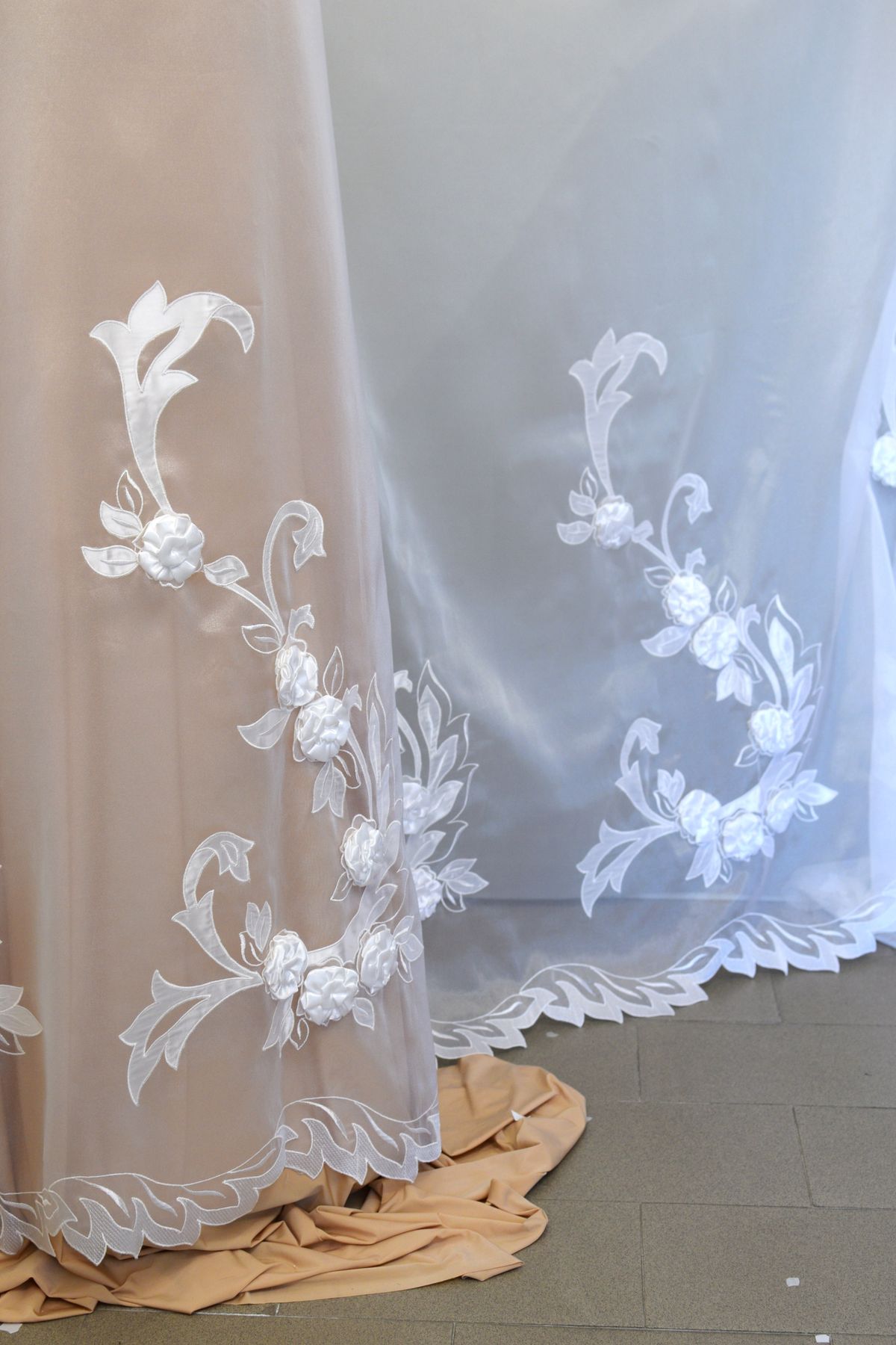 organza ricamata con raso e applicazioni rilievo h cm 150 Art 0734LO