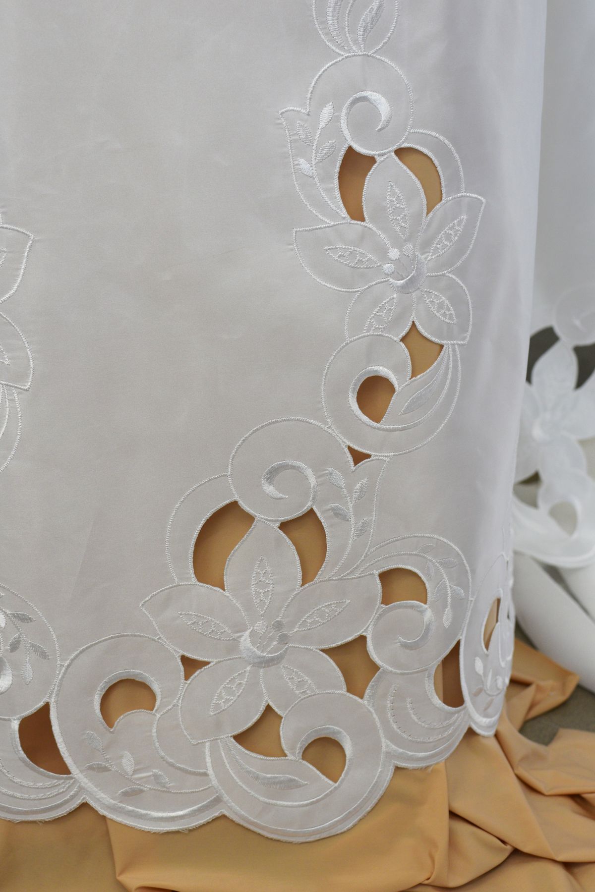 taffetas ricamato intagliato a mano h cm 140 bianco Art 0777LT
