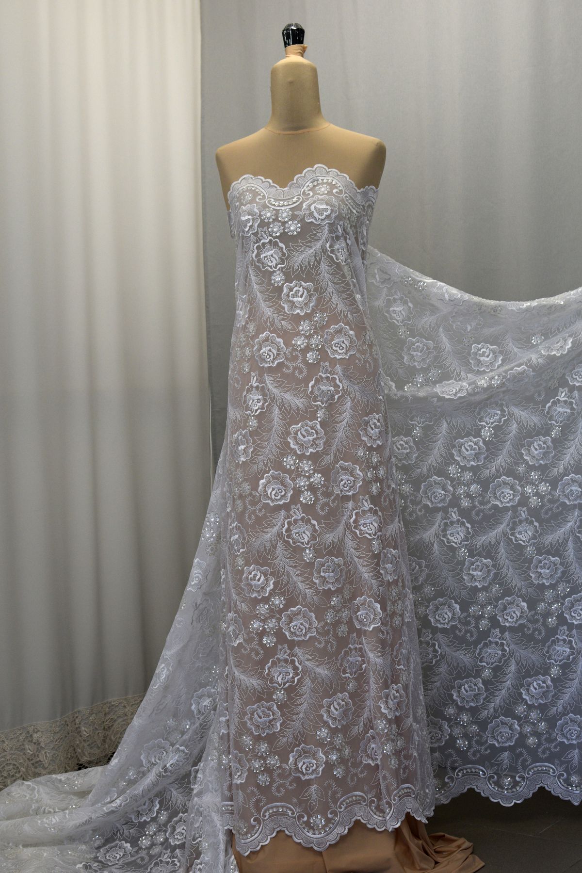 tulle ricamato a mano con paillettes h cm 135 bianco Art 0941LTUX2