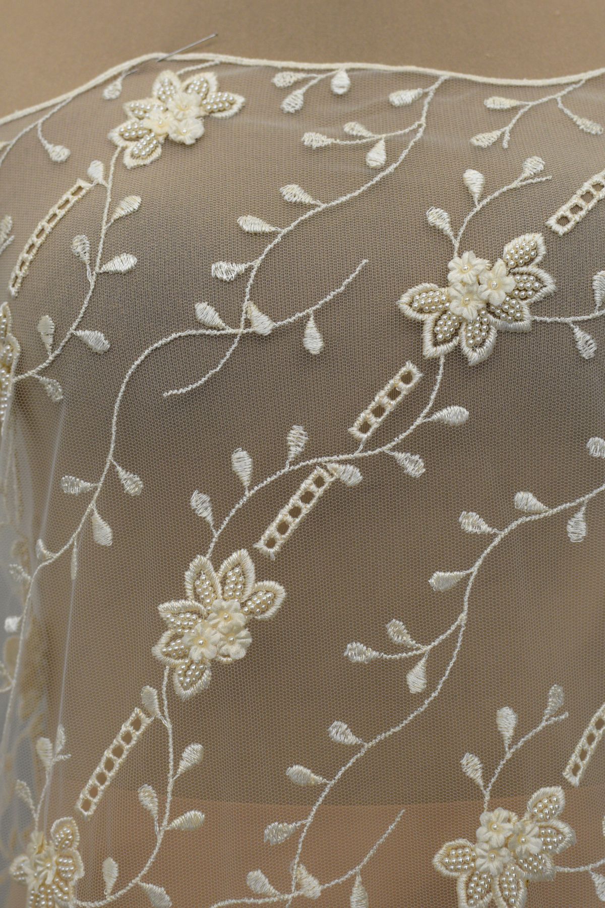 tulle ricamato con perle fiori in duchesse seta pura seta h cm 130 Art 1206LTUAVX
