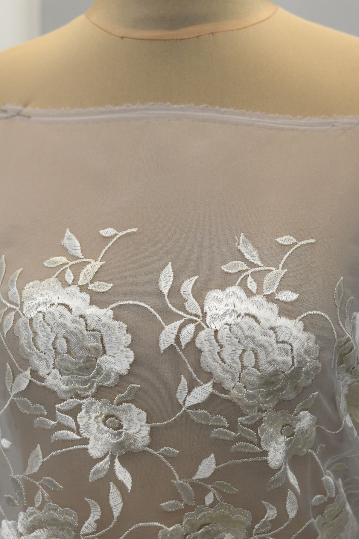 ricamo avorio chiaro su organza leggera h cm 140 Art 3015LO