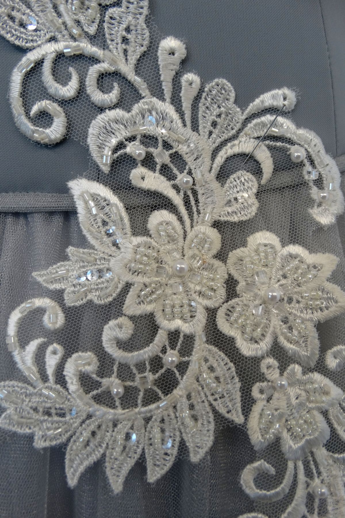 applicazioni ricamata con perle coppia dx sx bianco seta cm 35x15 Art 7082