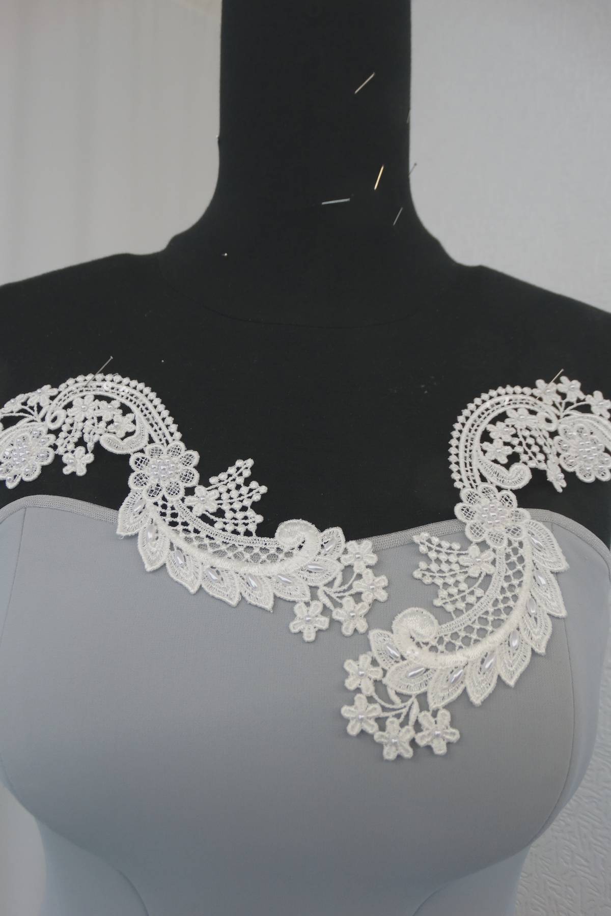 applicazioni ricamata macrame e perle coppia dx sx bianco seta cm 21 Art 7085