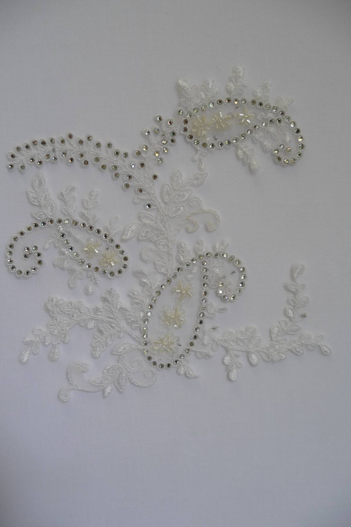 applicazione rebrode con strass nei colori (bianco e seta) Art 9031