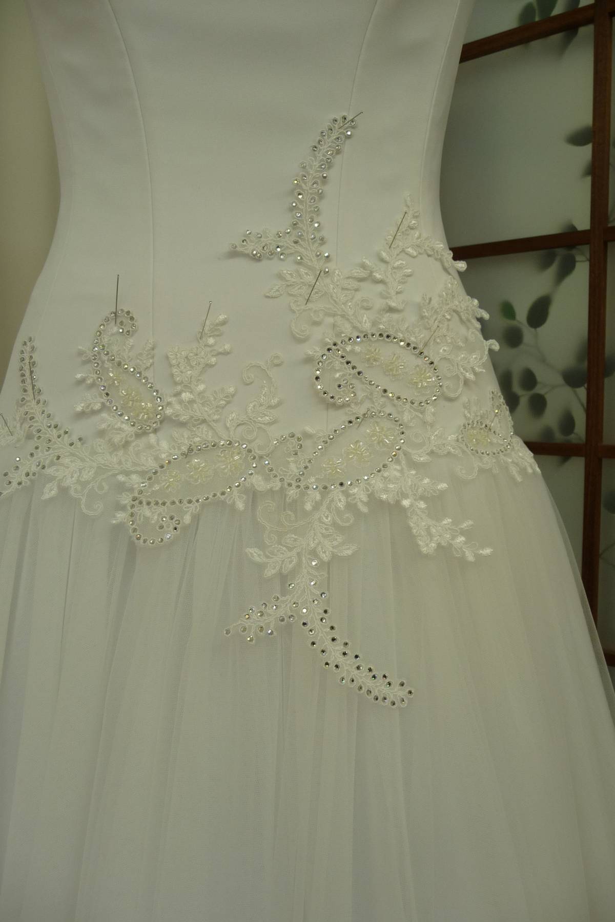 applicazione rebrode con strass nei colori (bianco e seta) Art 9031