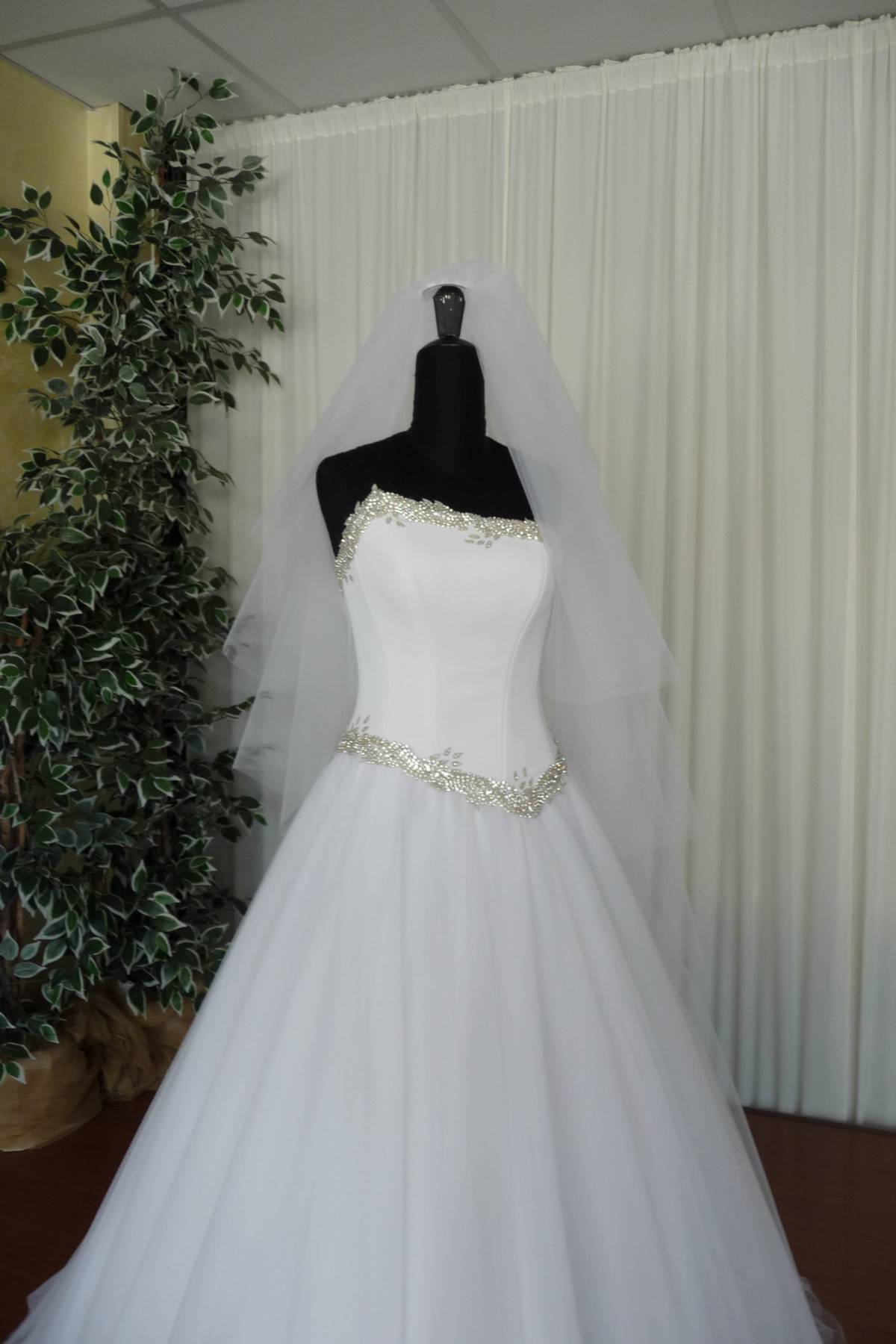 abito sposa in cady tulle con bordo (ar812) e swarovski Art H1463