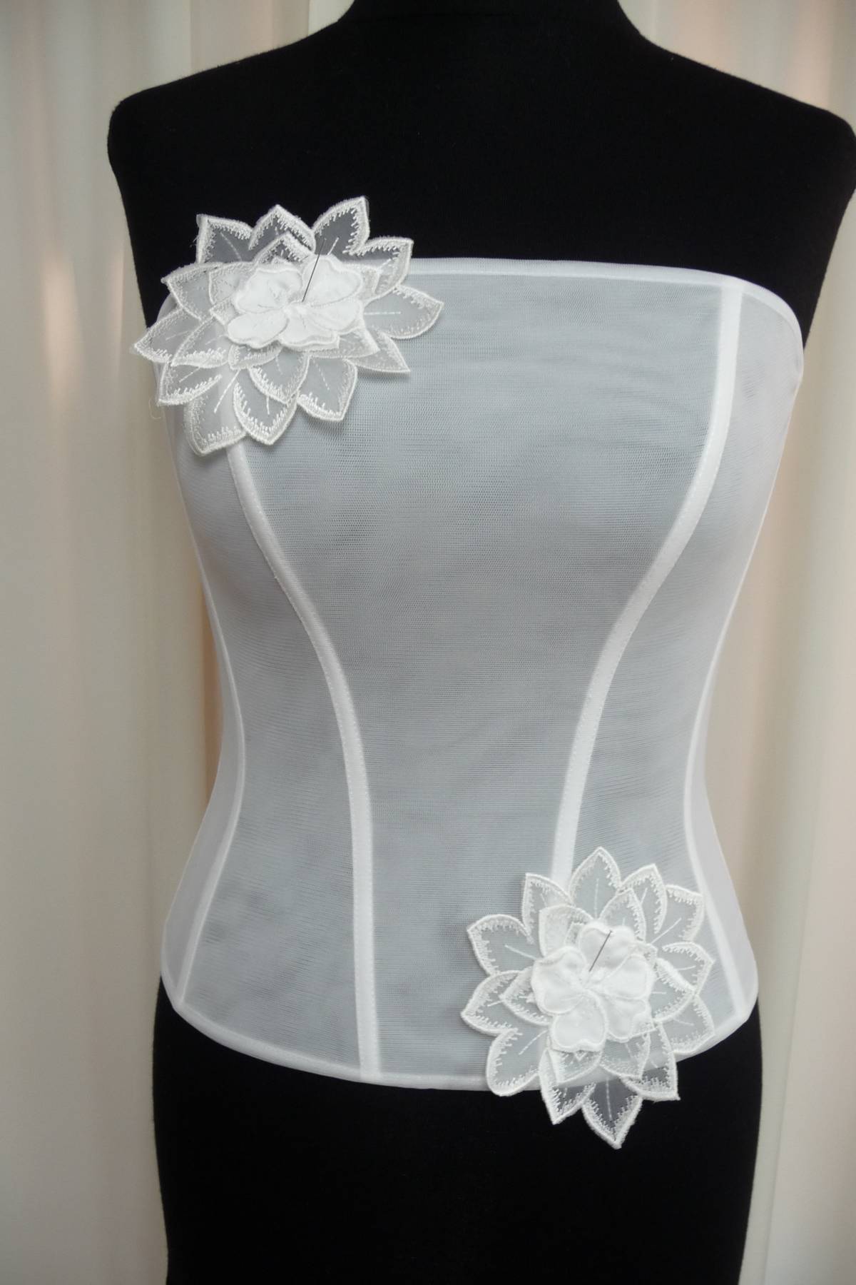 applicazione organza ricamata con fiore bianco Art G800A