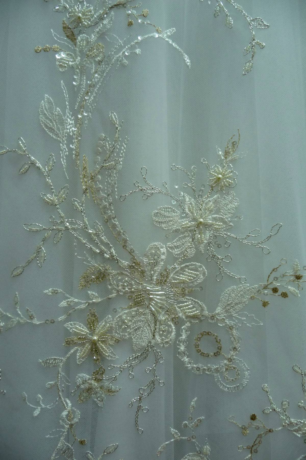 pizzo su tulle mano seta ricamato a mano colore naturale silver alt cm 135 Art 00022E