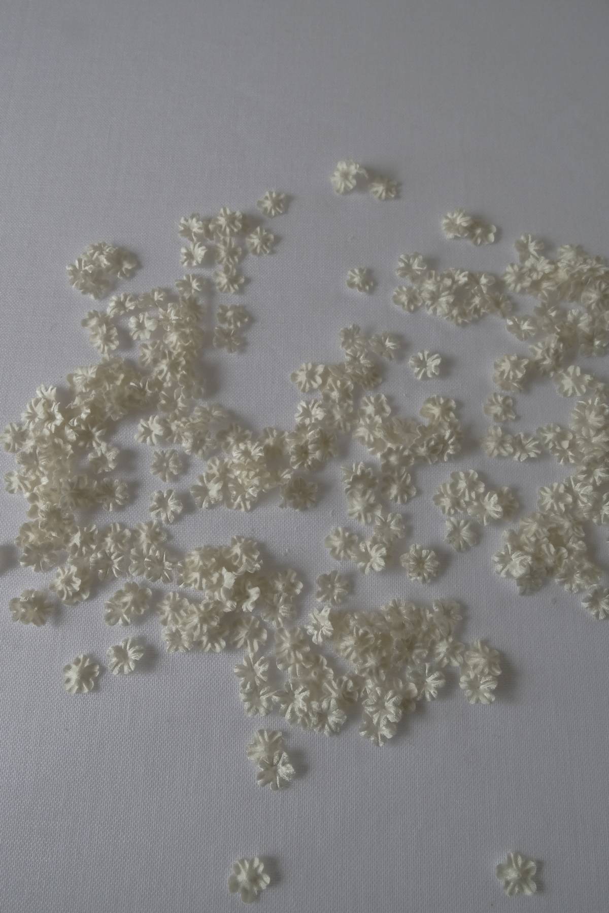 fiorellino duchesse 100 seta (confezioni da 300 pezzi) prezzo per confezione Art F1AVORIO